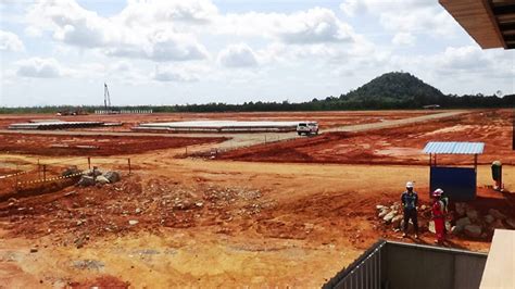  Bauxite: Vật Liệu Không Thể Thiếu Cho Ngành Công Nghiệp Ô Tô Và Xây Dựng!